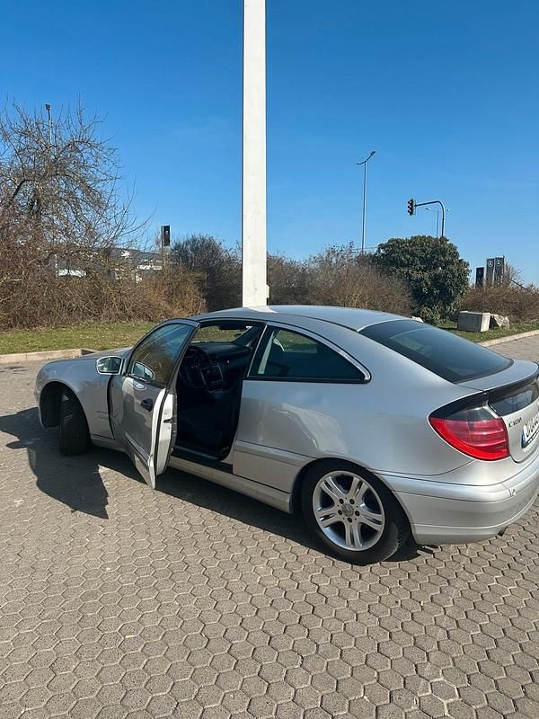 Gebraucht Mercedes C180 143 PS (105 kW) 2003 Silber Coupé