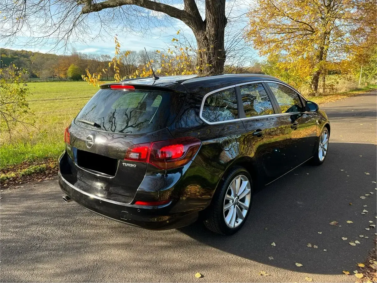 Gebraucht Opel Astra 140 PS (102 kW) 2011 Schwarz Kombi