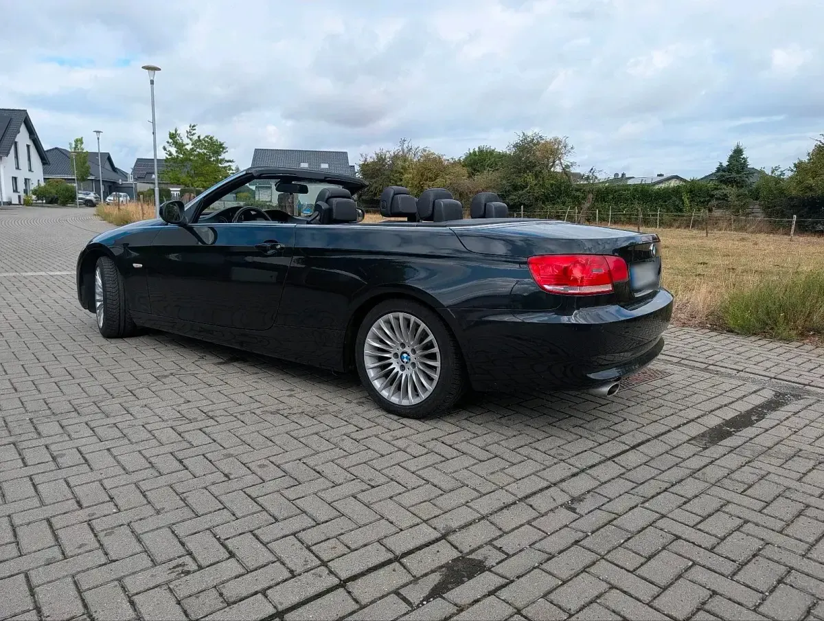 Gebraucht BMW 320 Cabriolet 184 PS (135 kW) 2011 Schwarz Cabrio