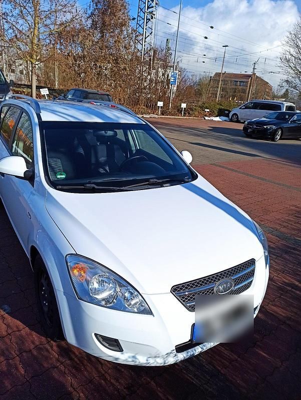 Weiß Gebraucht 2009 Kia Ceed Kleinwagen | 1.100 € (Guter Preis) - Bild 1/4