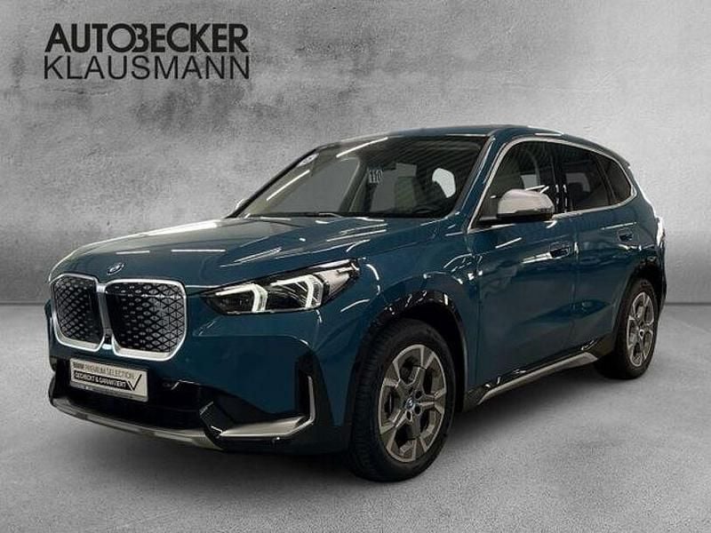Blau Gebraucht 2024 BMW iX1 Luxury Line SUV | 50.144 € (Fairer Preis) - Bild 1/4