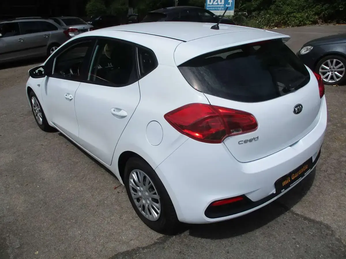 Gebraucht Kia Ceed Attract 99 PS (72 kW) 2015 (wd) carraraweiss Kleinwagen