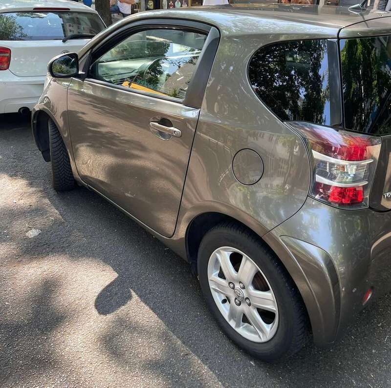 Grau Gebraucht 2010 Toyota iQ Kleinwagen | 6.500 € (Guter Preis) - Bild 1/4