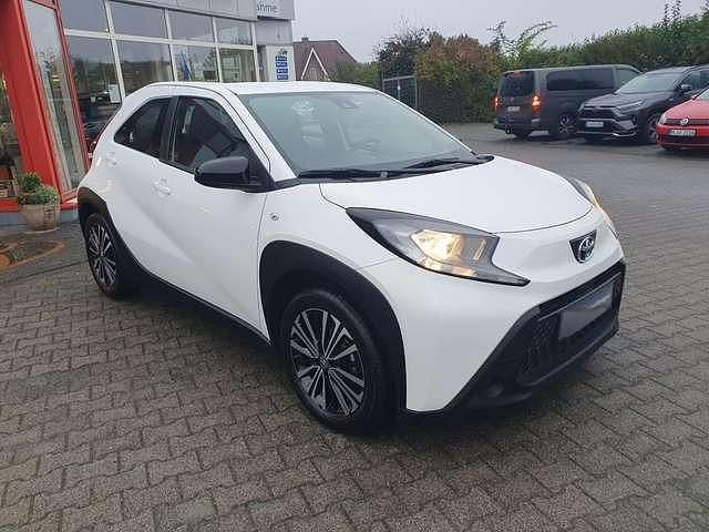Weiß Gebraucht 2024 Toyota Aygo X X-play SUV | 16.580 € (Fairer Preis) - Bild 1/4