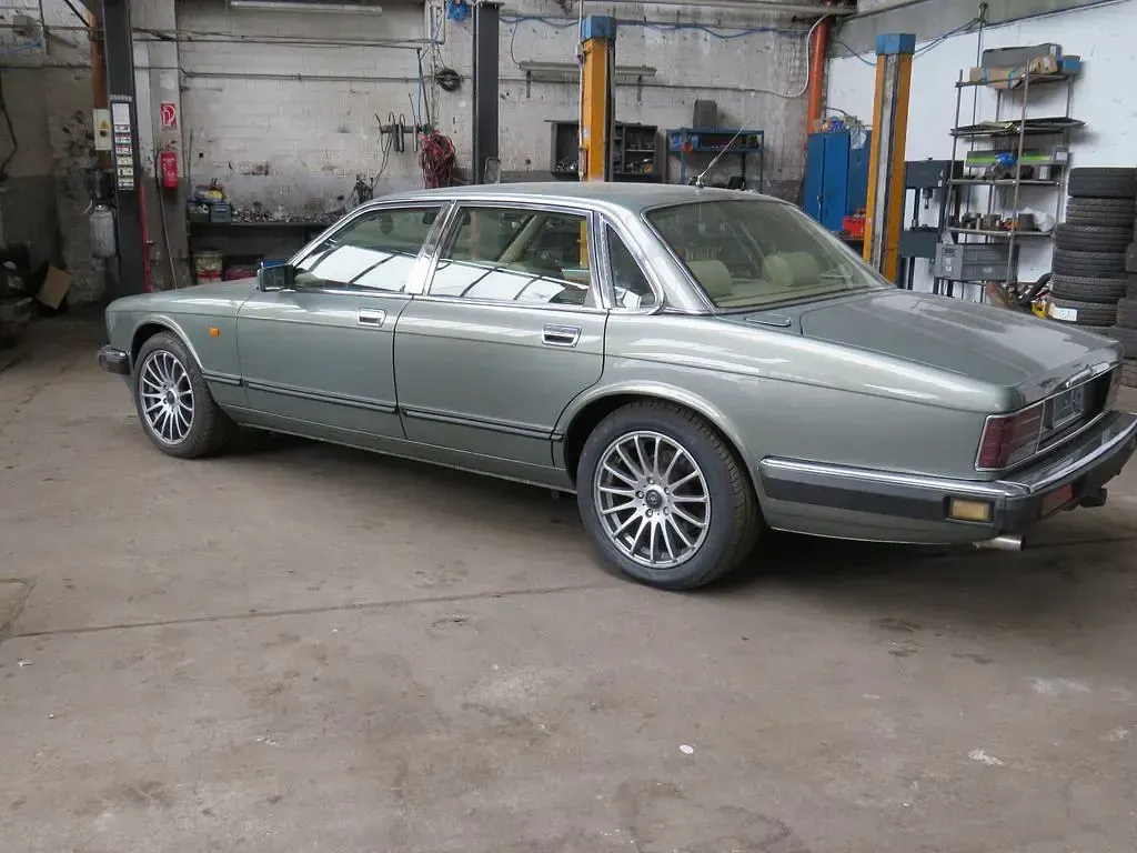 Second-hand Jaguar XJ 200 CP (147 kW) 1992 Gri Berlinǎ