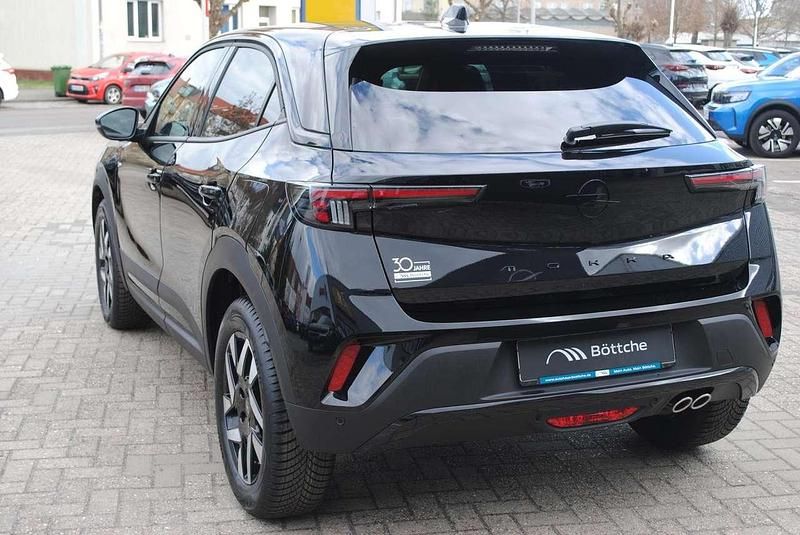Neu Opel Mokka Elegance 136 PS (100 kW) 2026 Lackierung schwarz perla nera/typ aussenverkleidung metalliclackierung SUV