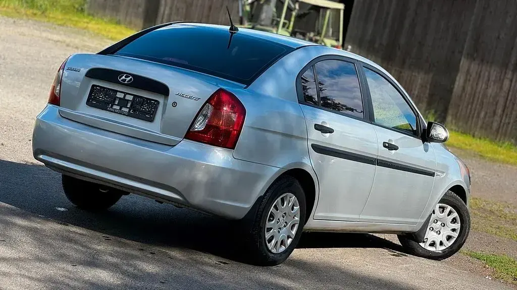 Gebraucht Hyundai Accent 97 PS (71 kW) 2009 Silber Limousine