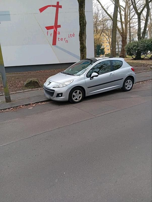 Gebraucht Peugeot 207 105 PS (77 kW) 2011 Silber Limousine