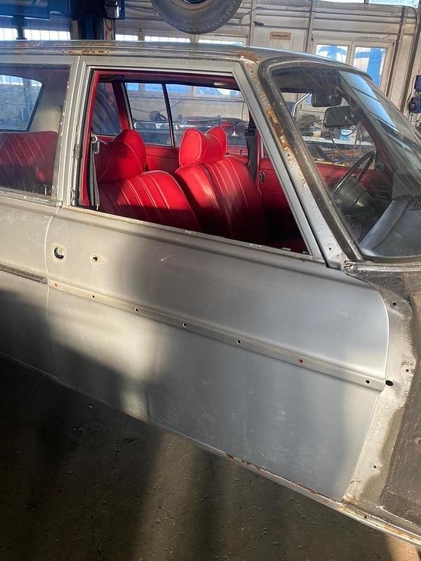 Gebraucht Mercedes W114 120 PS (88 kW) 1976 Silber Limousine