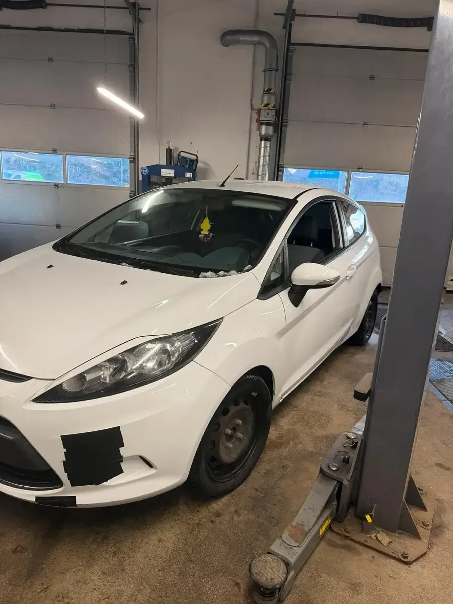 Gebraucht Ford Fiesta 82 PS (60 kW) 2009 Weiß Kleinwagen