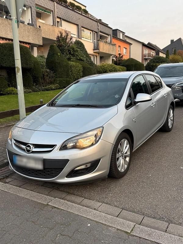 Second-hand Opel Astra 140 CP (102 kW) 2012 Argintiu Berlinǎ