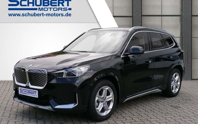 Schwarz Neu 2025 BMW iX1 Luxury Line SUV | 54.990 € (Teuer) - Bild 1/4