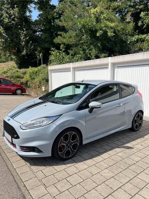Grau Gebraucht 2017 Ford Fiesta ST200 Kleinwagen | 13.200 € (Etwas zu teuer) - Bild 1/4