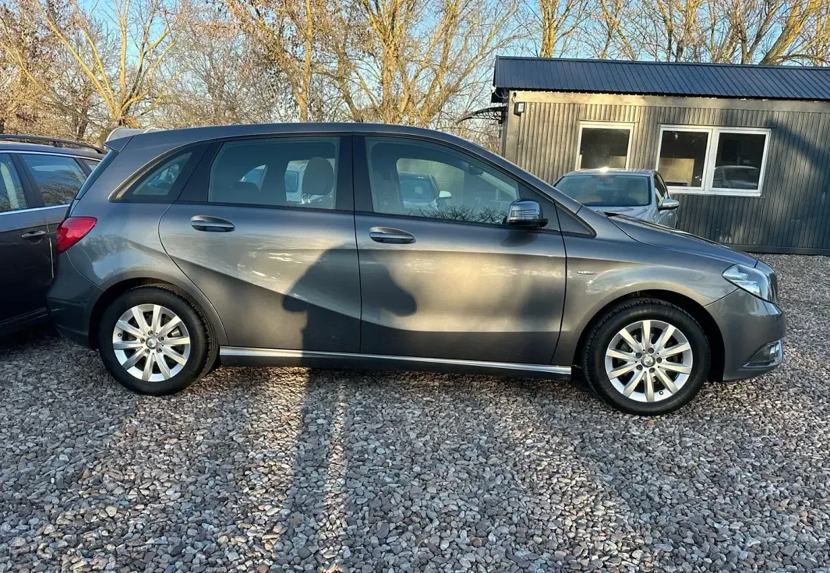 Gebraucht Mercedes B180 122 PS (89 kW) 2012 Grau Kleinwagen