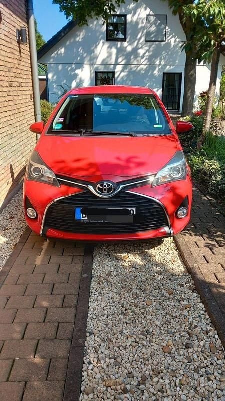 Rot Gebraucht 2016 Toyota Yaris Edition-S Kleinwagen | 12.000 € (Fairer Preis) - Bild 1/4