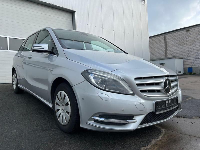 Gebraucht Mercedes B180 109 PS (80 kW) 2011 Silber Van / Kleinbus