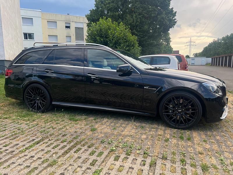 Schwarz Gebraucht 2013 Mercedes E63 AMG AMG Kombi | 41.500 € (Etwas zu teuer) - Bild 1/4