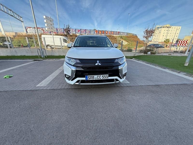 Weiß Gebraucht 2020 Mitsubishi Outlander P-HEV SUV | 20.000 € (Superpreis) - Bild 1/4