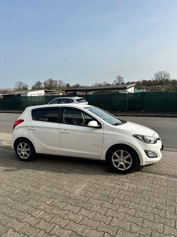 Gebraucht Hyundai i20 Style 101 PS (74 kW) 2012 Weiß Kleinwagen