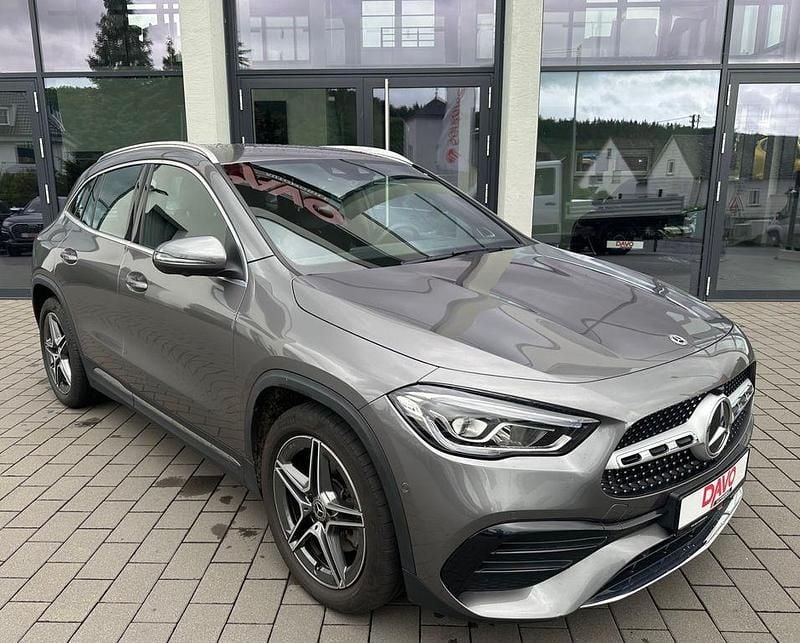 Grau Gebraucht 2020 Mercedes GLA220 AMG line SUV | 31.491 € (Fairer Preis) - Bild 1/4