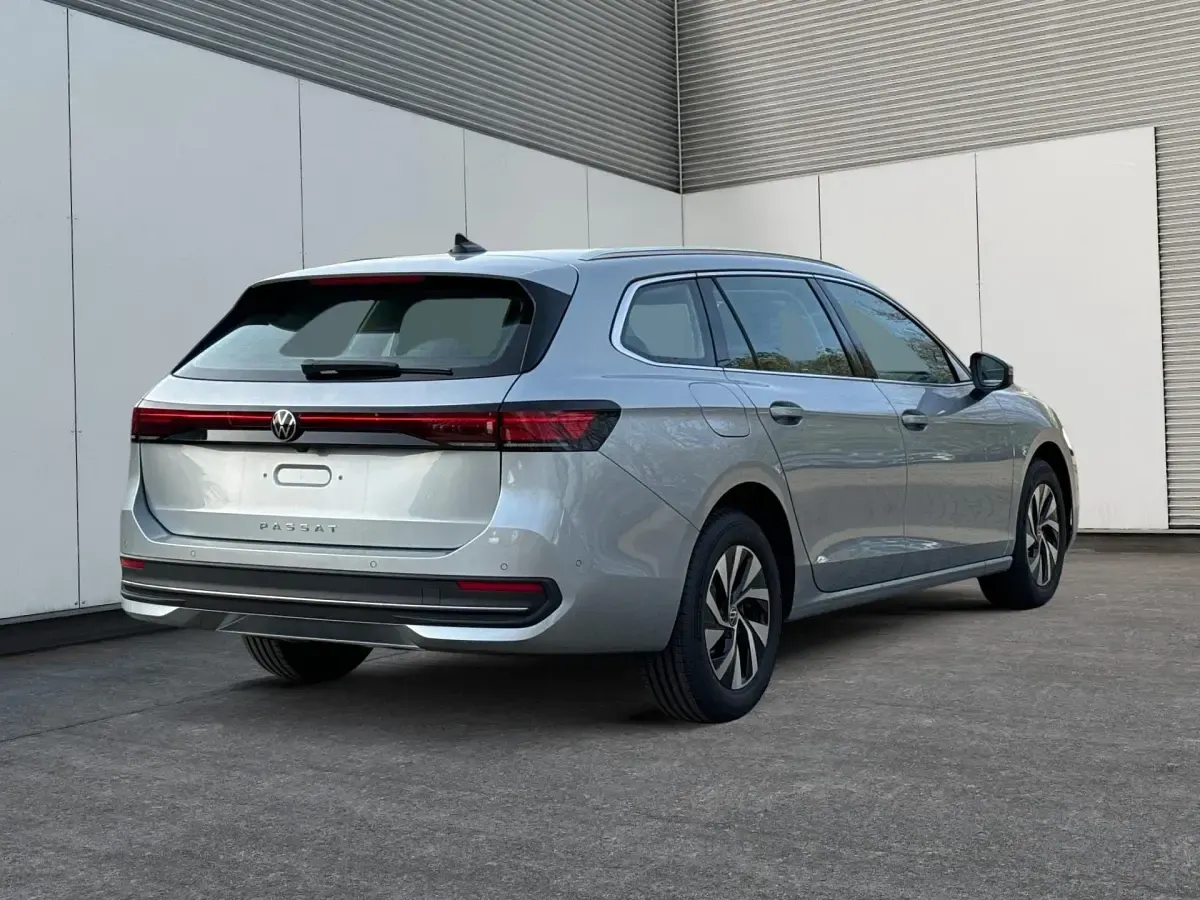 Neu VW Passat Business 150 PS (110 kW) 2025 Oyster silver metallic Kombi
