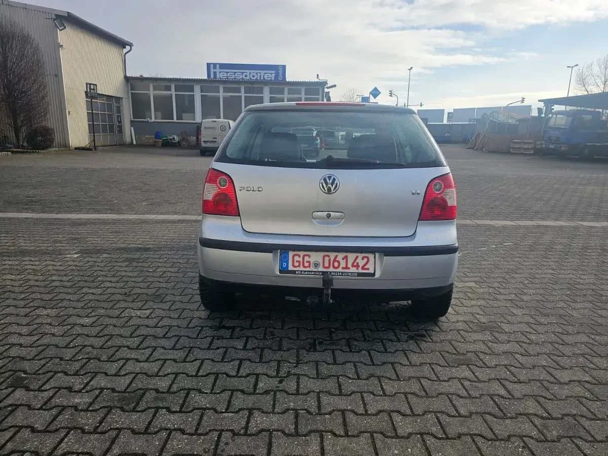 Second-hand VW Polo Basis 75 CP (55 kW) 2003 Argintiu Berlinǎ