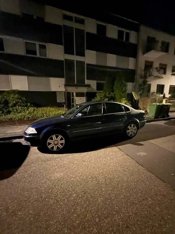 Blau Gebraucht 2003 VW Passat Limousine | 1.550 € (Guter Preis) - Bild 1/4