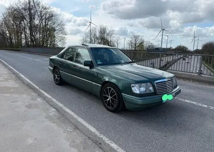 Używany Mercedes E220 150 KM (110 kW) 1993 Zielony Sedan/Limuzyna