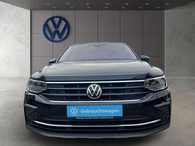 Gebraucht VW Tiguan Active 150 PS (110 kW) 2021 Deep black perleffekt (metallic) SUV