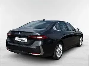 Gebraucht BMW 550 489 PS (359 kW) 2025 Grau (sophistograu brillanteffekt metalli) Limousine