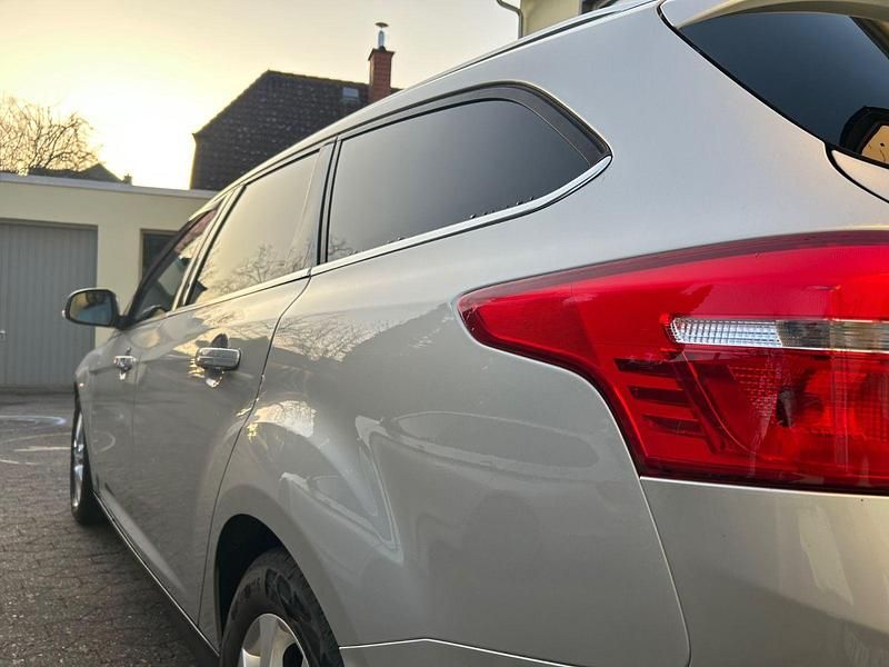 Gebraucht Ford Focus Titanium 125 PS (91 kW) 2016 Grau Kombi