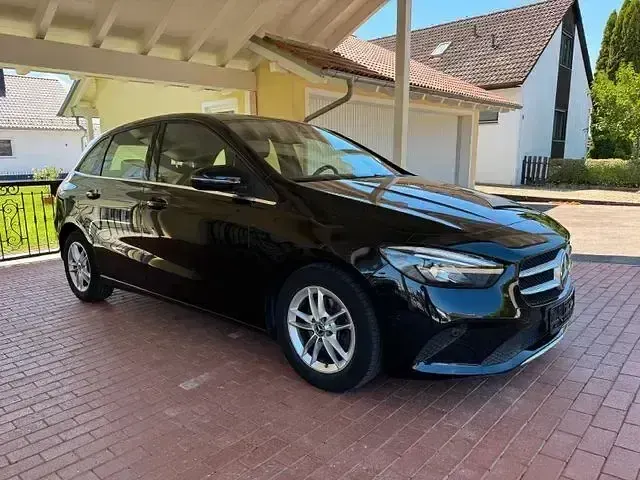Gebraucht Mercedes B180 Style 136 PS (100 kW) 2019 Kosmosschwarz Kleinwagen