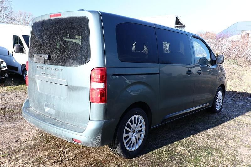 Neu Peugeot Traveller Active 180 PS (132 kW) 2025 Grün Van / Kleinbus