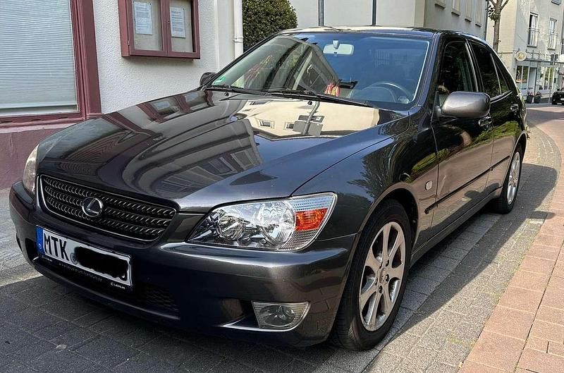 Grau Gebraucht 2005 Lexus IS200 Limousine | 3.700 € (Fairer Preis) - Bild 1/4