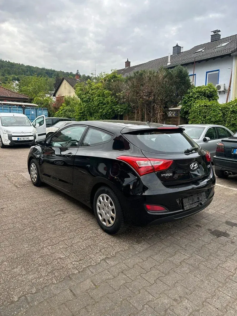 Usado Hyundai i30 Classic 99 CV (72 kW) 2013 Negro Coupe