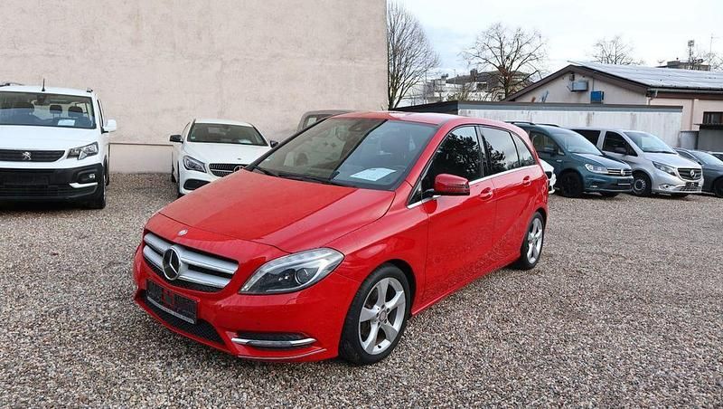 Rot Gebraucht 2013 Mercedes B180 Van / Kleinbus | 9.990 € (Fairer Preis) - Bild 1/4