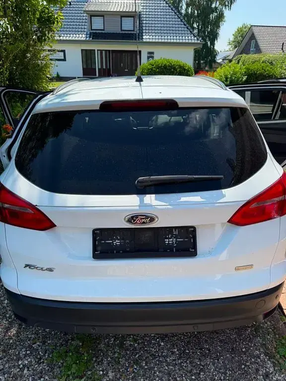 Gebraucht Ford Focus Trend 125 PS (91 kW) 2015 Weiß Limousine