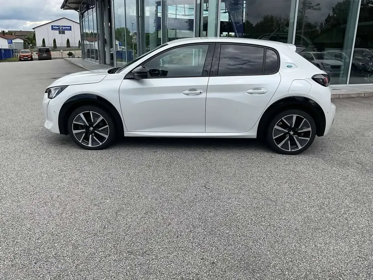 Gebraucht Peugeot e-208 GT 100 kW (136 PS) 2022 Lack weiss perlglänzend Kleinwagen