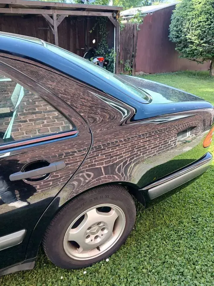 Second-hand Mercedes E200 Classic 136 CP (100 kW) 1997 Negru Berlinǎ