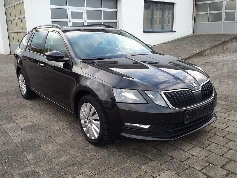 Schwarz Gebraucht 2017 Skoda Octavia Ambition Kombi | 7.990 € - Bild 1/4