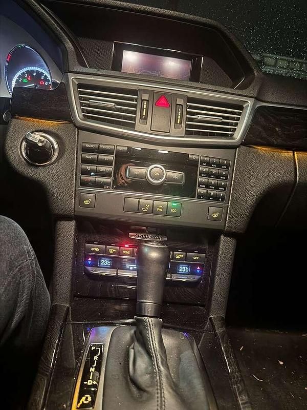 Gebraucht Mercedes E200 184 PS (135 kW) 2011 Schwarz Kombi