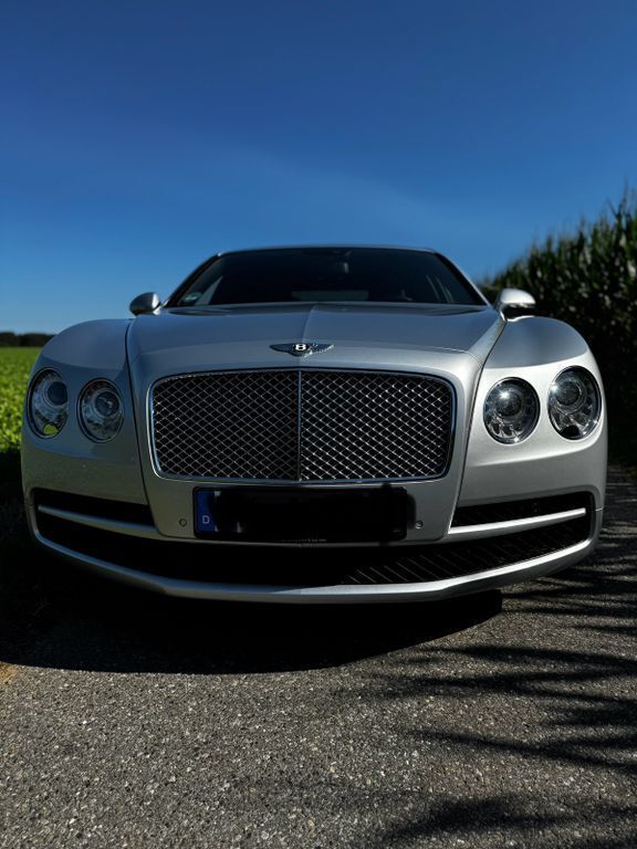 Grau Gebraucht 2016 Bentley Flying Spur Limousine | 62.450 € - Bild 1/4