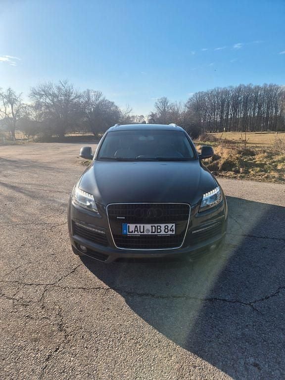 Grau Gebraucht 2009 Audi Q7 Ambiente SUV | 8.999 € (Superpreis) - Bild 1/4