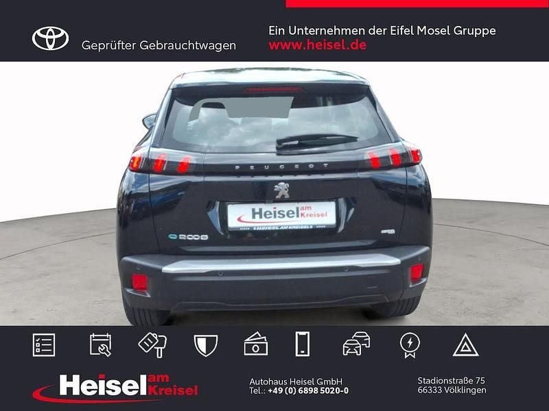 Gebraucht Peugeot e-2008 Active 100 kW (136 PS) 2022 Perla nera schwarz SUV