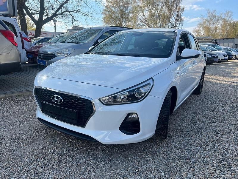 Gebraucht Hyundai i30 Pure 101 PS (74 kW) 2017 Polar white Limousine