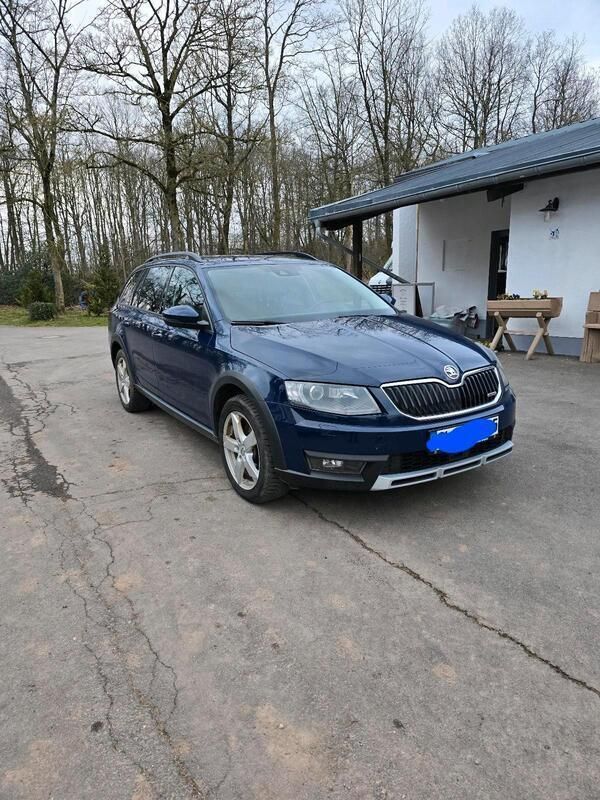 Blau Gebraucht 2016 Skoda Octavia Scout Kombi | 13.500 € - Bild 1/4