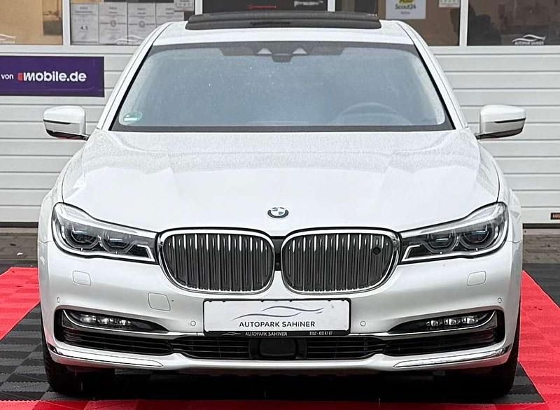 Gebraucht BMW 760 609 PS (447 kW) 2018 Mineralweiss metallic Limousine