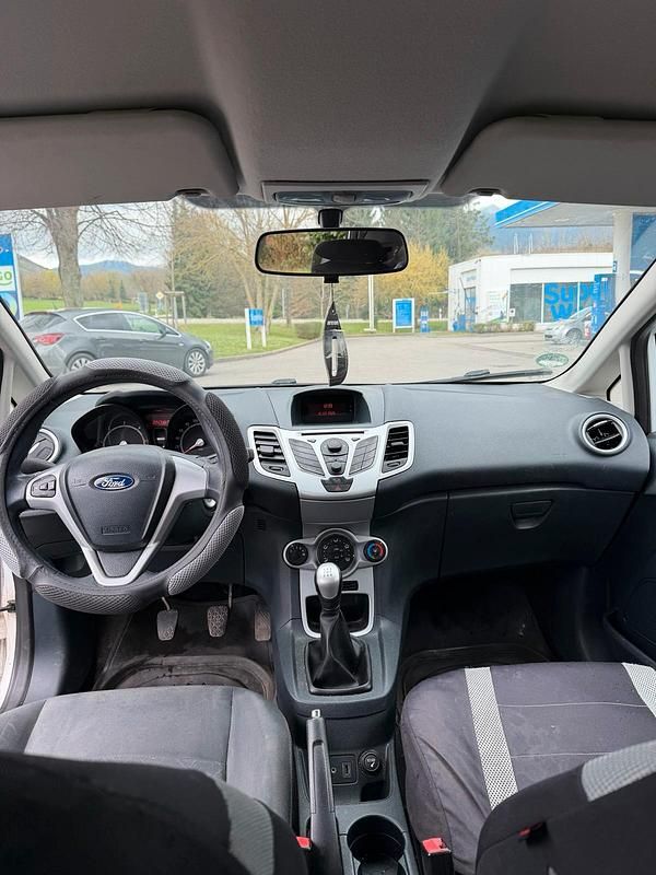 Gebraucht Ford Fiesta 95 PS (69 kW) 2011 Weiß Kleinwagen