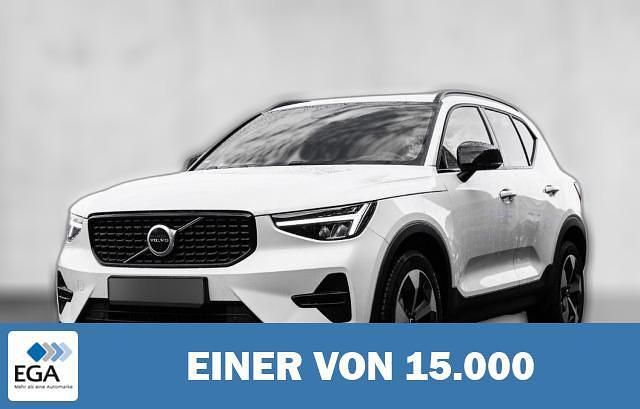 Weiß metallic Gebraucht 2023 Volvo XC40 Plus SUV | 33.420 € (Fairer Preis) - Bild 1/4