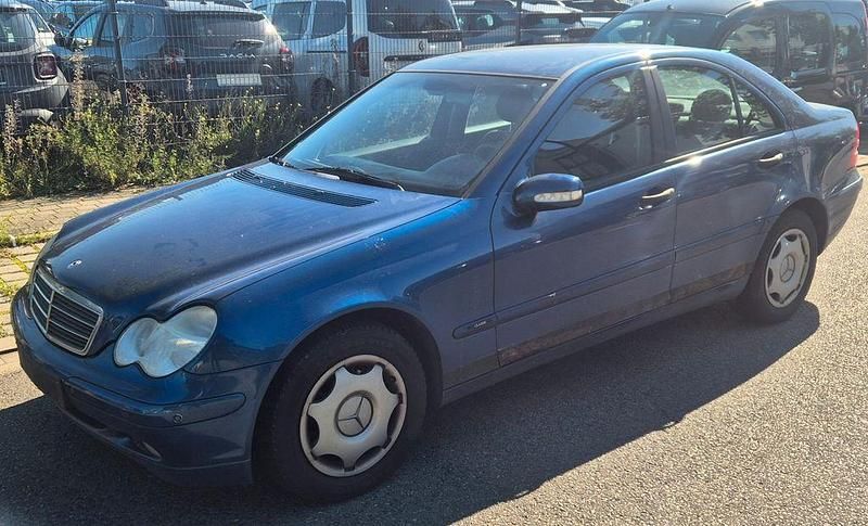 Blau Gebraucht 2002 Mercedes C180 Classic Limousine | 1.299 € (Superpreis) - Bild 1/4